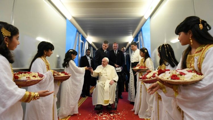 البابا فرنسيس يصل إلى البحرين – كلمة العاهل البحريني