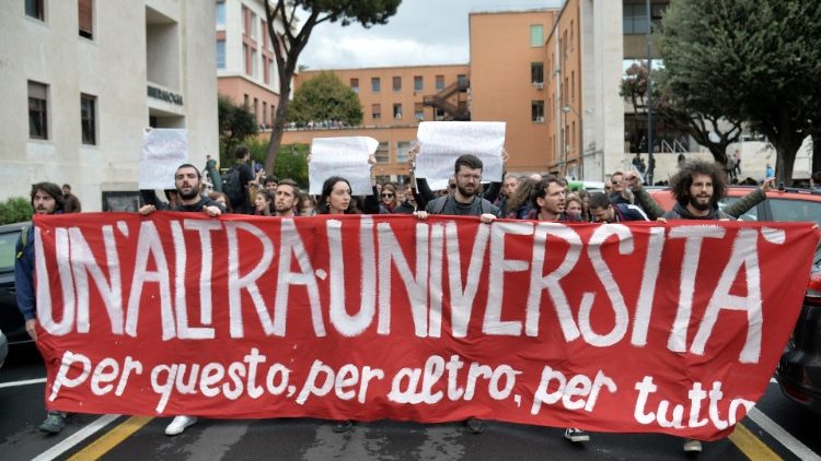 Numerosi studenti manifestano in tutta Italia per chiedere maggiore attenzione per le università