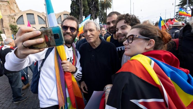 Anche don Luigi Ciotti, fondatore di "Libera", tra i manifestanti a piazza San Giovanni