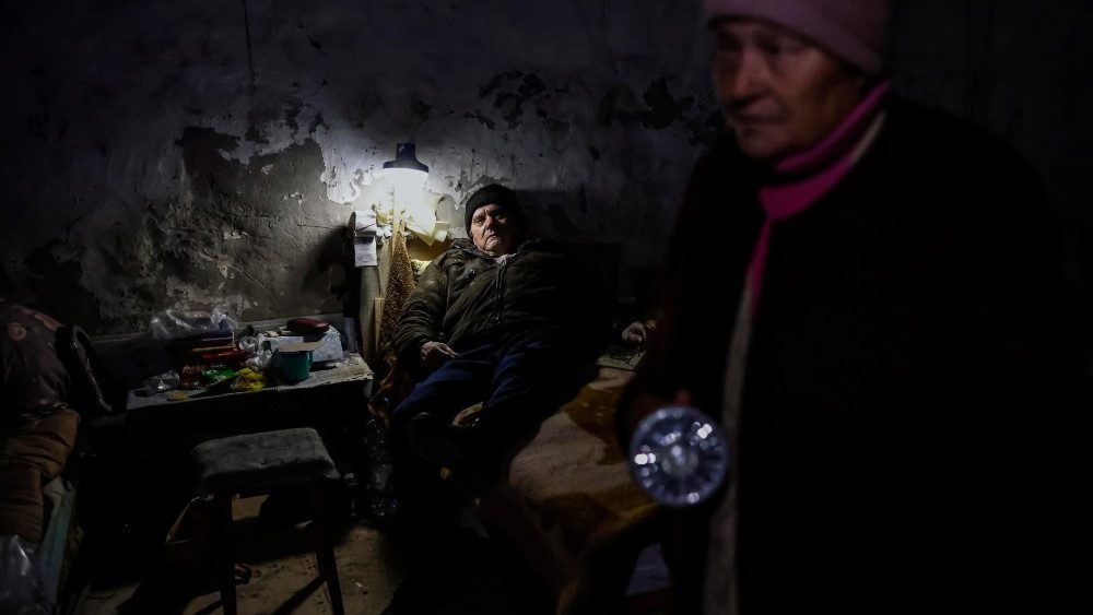 Olga, de 72 anos, e seu marido Victor acampam em seu por?o em uma vila prxima  linha de frente, na regi?o norte de Kherson, Ucr?nia, 05 de novembro de 2022. A cidade de Kherson, na costa do Mar Negro, foi apreendida pela Rssia no primeiro ms aps a invas?o da Ucr?nia em 24 de fevereiro. Agora parece que a Rssia pode estar prestes a desistir de pelo menos parte dela enquanto prepara as linhas defensivas para o inverno. EPA/HANNIBAL HANSCHKE