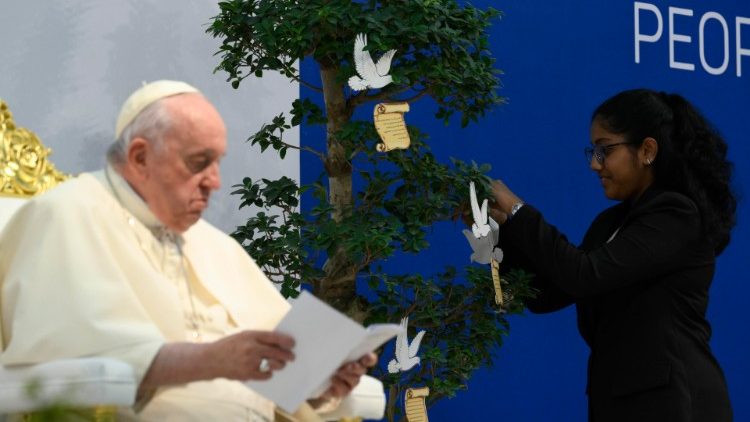 Ferenc pápa a Bahreinben élő fiatalokkal találkozott   
