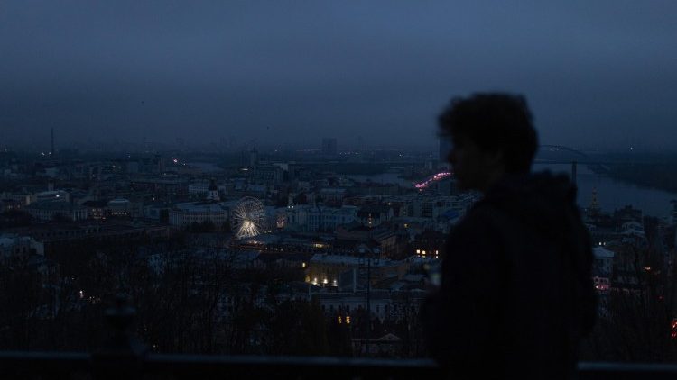 Immagini di questa notte a Kiev, parzialmente al buio (Epa/Roman Pilipey)