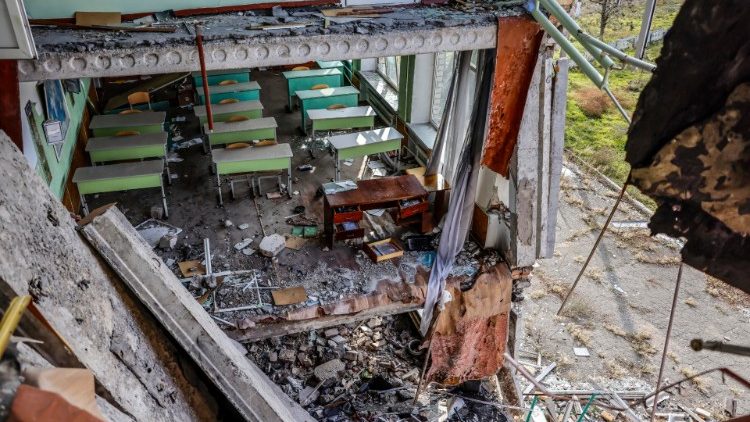Sala de aula danificada de uma escola próxima à linha de frente, na região norte de Kherson, Ucrânia, 05 de novembro de 2022. EPA/HANNIBAL HANSCHKE