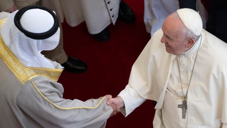 Папа падчас развітання з каралём Бахрэйна