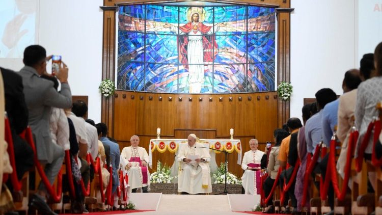 Le Pape François lors de la rencontre de prière dimanche matin dans l'église du Sacré Coeur de Manama.
