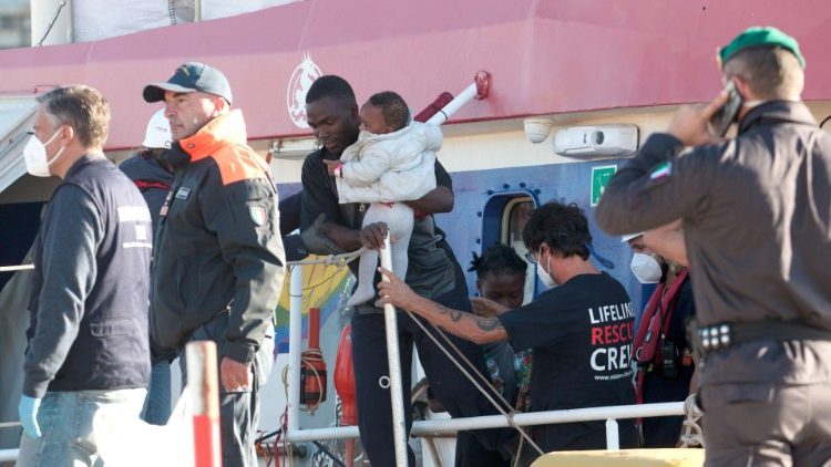 Migrantes: o navio Rise Above que chegou esta terça-feira ao porto de Reggio Calabria (Ansa/Marco Costantino)