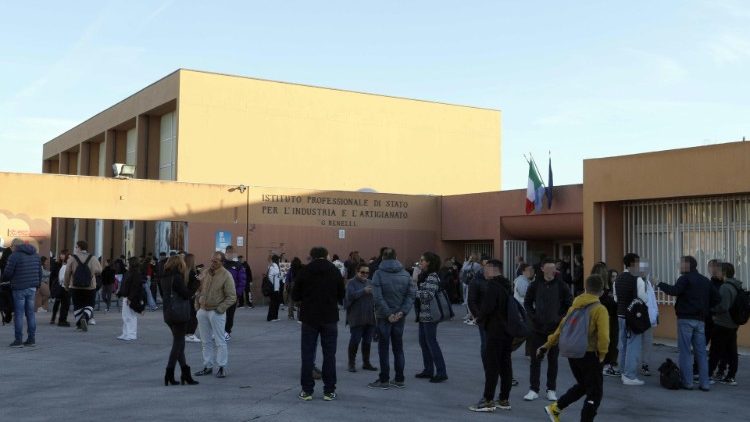 A Pesaro studenti e docenti davanti ad una scuola dopo scosse di terremoto (Ansa)