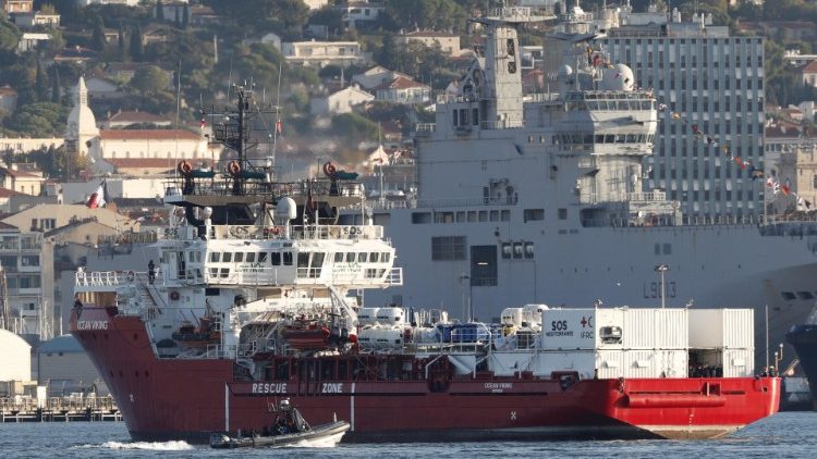 Ocean Viking wchodzący do portu w Toulon we Francji, 11 listopada 2022