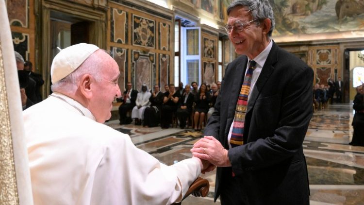 Paolo Ruffini, a Kommunikációs Dikasztérium prefektusa köszönti a pápát 