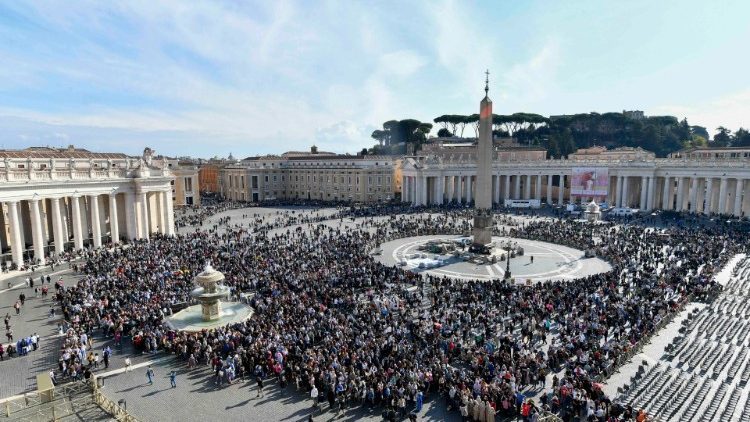 Vidudienio maldos susitikimo dalyviai Šv. Petro aikštėje (2022 lapkričio 13 d.)