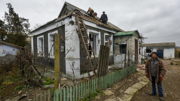 Pessoas consertam o telhado de sua casa que foi danificado durante uma ação de combate na vila de Pryshyb, na região de Mykolaiv, Ucrânia, 13 de novembro de 2022. As tropas russas em 24 de fevereiro entraram em território ucraniano, iniciando um conflito que provocou destruição e uma crise humanitária. EPA/OLEG PETRASYUK