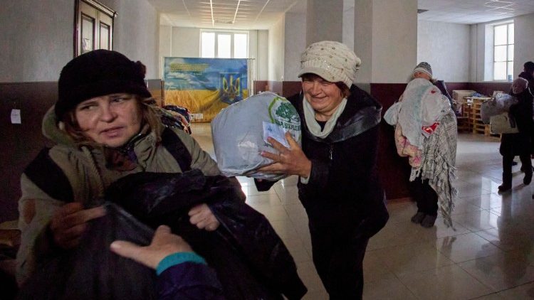 Voluntários ucranianos distribuem ajuda humanitária durante o projeto 'Juntos' no assentamento recapturado Staryi Saltiv perto de Kharkiv, Ucrânia, 13 de novembro de 2022. No início de setembro, as forças ucranianas recapturaram o território ocupado após a retirada das tropas russas do nordeste do país. Kharkiv e arredores têm sido alvo de bombardeios pesados desde fevereiro de 2022, quando tropas russas entraram na Ucrânia iniciando um conflito que provocou destruição e uma crise humanitária. EPA/SERGEY KOZLOV