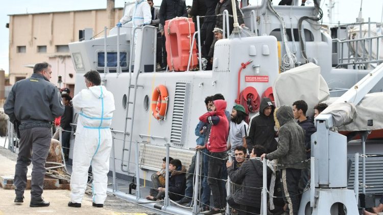 Aus Seenot gerettete Migranten auf einem Schiff der italienischen Küstenwache gehen in Messina an Land