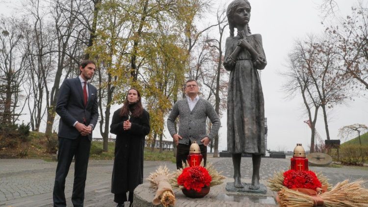 2022 lapkričio 15 d. Ukrainos ir Olandijos užsienio reikalų ministrai padėjo gėlių prie Holodomoro aukoms skirto paminklo Kijive