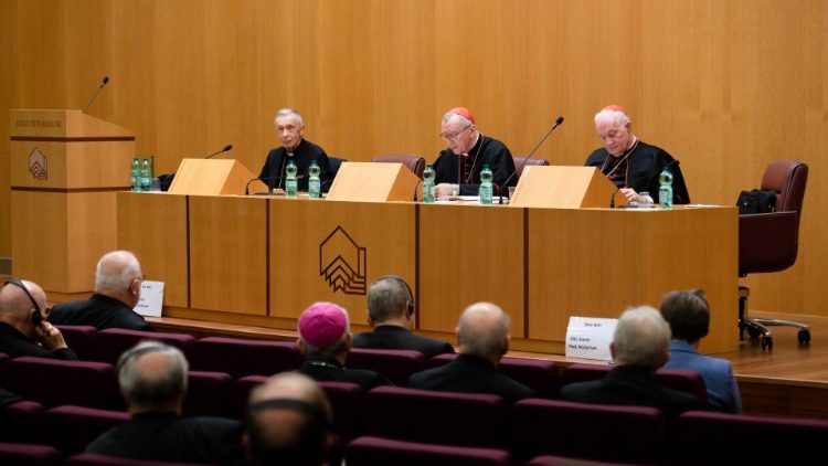 Setkání německých biskupů se zástupci římské kurie, které proběhlo minulý pátek. Na pódiu kardinálové Ladaria, Parolin a Ouellet.