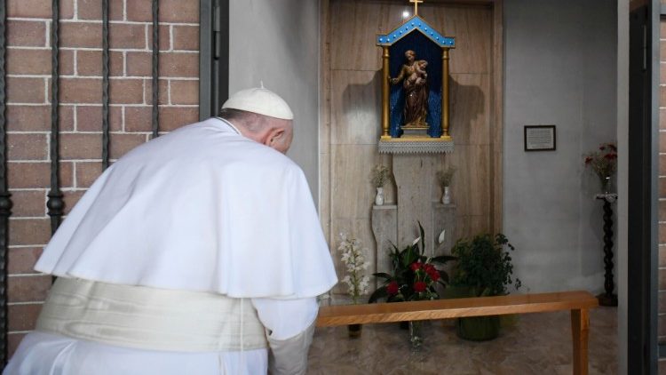 Der Papst in Portacomaro in der Kirche seiner Großeltern