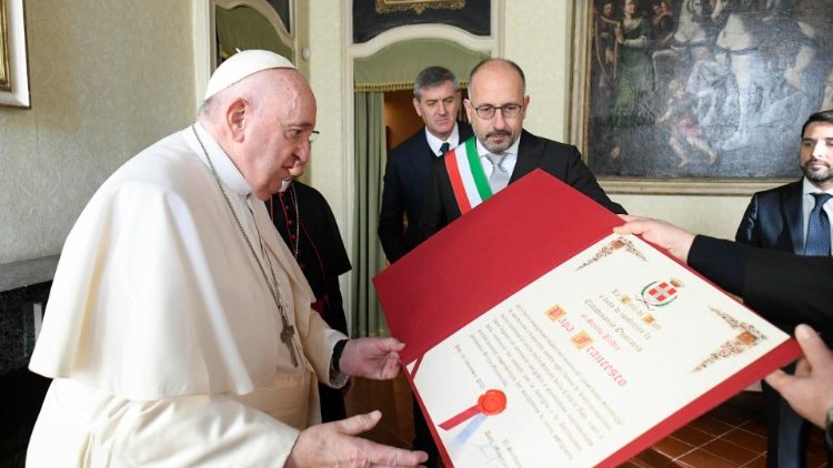 Ferenc pápa Asti polgármesterétől vehette át a díszpolgári kitüntetést