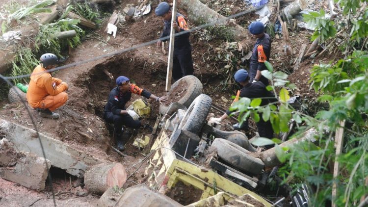 Nach einem Erdbeben der Stärke 5,6 in Indonesien suchen Rettungskräfte nach Überlebenden