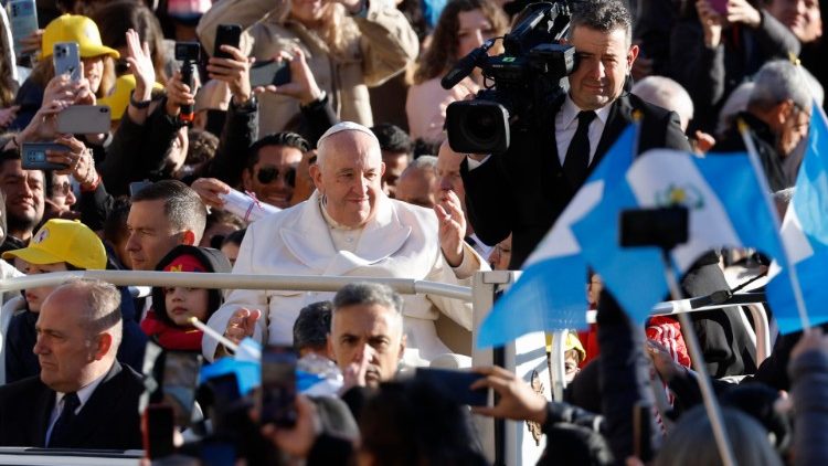 האפיפיור עם המאמינים לפני קבלת הקהל