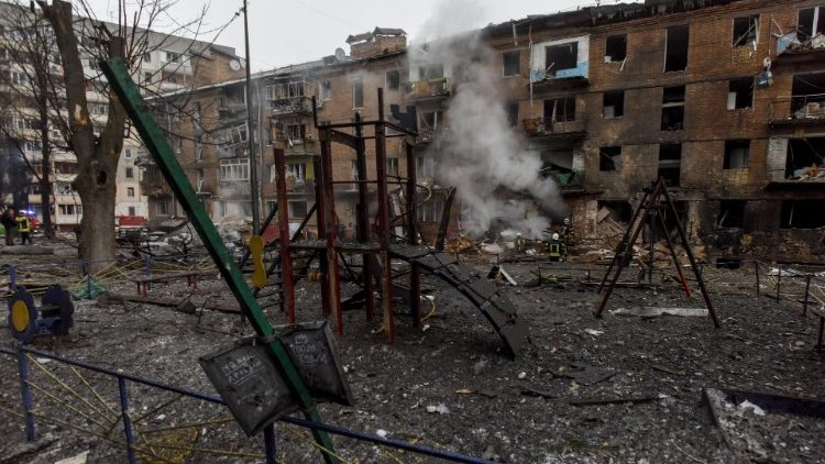 Um parque infantil destruído enquanto os bombeiros (atrás) trabalham no local de um bloco de apartamentos atingido por um bombardeio em Vyshhorod, perto de Kyiv (Kiev), Ucrânia, 23 de novembro de 2022, em meio à invasão da Rússia. Pelo menos quatro pessoas morreram e outras 27 ficaram feridas como resultado do bombardeio russo que atingiu o distrito de Vyshhorod, disse o chefe de polícia do Oblast de Kyiv, Andrii Nebytov, em telegrama. De acordo com uma declaração do fornecedor de energia nacional da Ucrânia, Ukrenergo, em 23 de novembro, foram relatadas quedas de energia em todas as regiões do país após uma série de ataques com mísseis russos contra a infraestrutura crítica do país. As tropas russas entraram em território ucraniano em 24 de fevereiro, iniciando um conflito que provocou destruição e uma crise humanitária. EPA/OLEG PETRASYUK