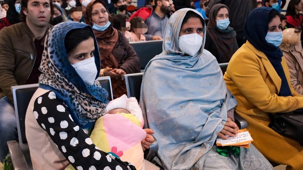 Corridoi umanitari:arrivati a Fiumicino 152 profughi afghani