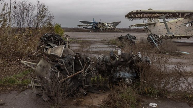 Zerstörung am Flughafen von Cherson nach dem Abzug der russischen Truppen