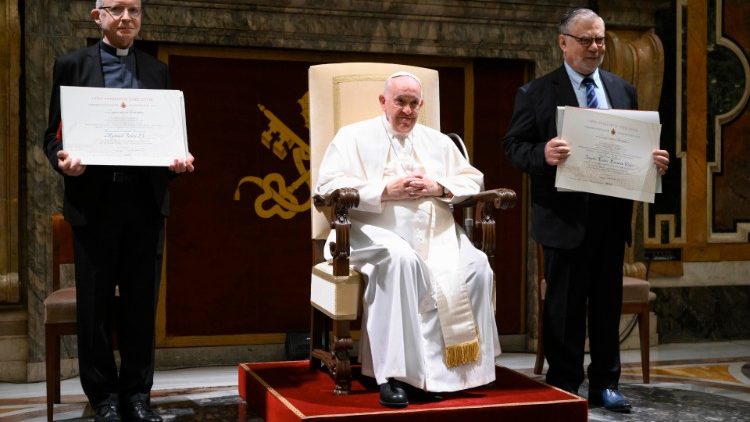 Die diesjährigen Preisträger sind Pater Michel Fédou und Joseph Halevi Horowitz Weiler mit dem Papst