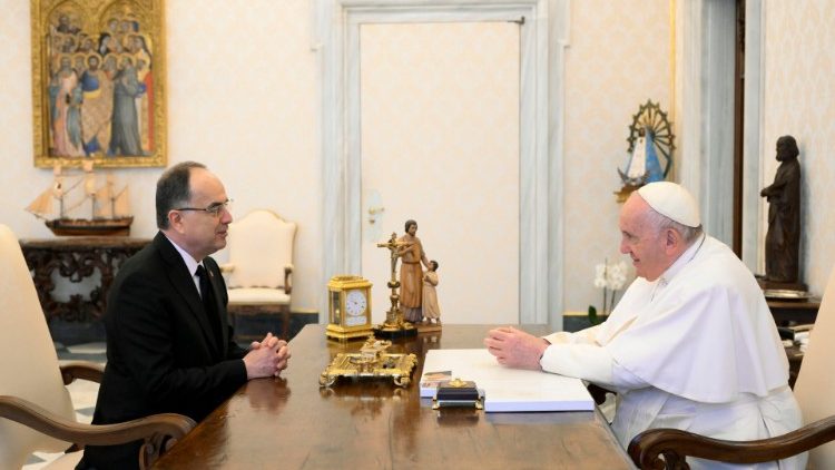 Albanski predsednik Bajram Begaj med pogovorom s papežem Frančiškom