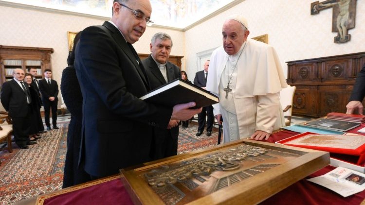 Папа Франциск и президент Республики Албания на встрече в Ватикане (2 декабря 2022 г.)