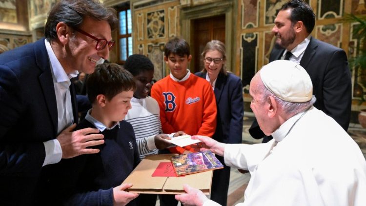 Alcuni bambini consegnano un dono al Papa