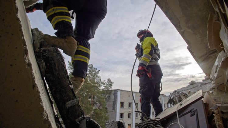 Pompieri ucraini in soccorso degli occupanti di un edificio bombardato nella regione di Kharkiv 