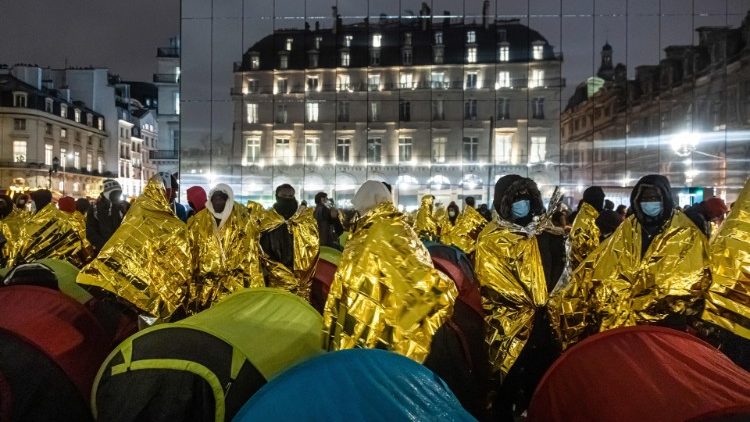 प्रवासियों ने पेरिस में स्टेट काउंसिल के बाहर डेरा डाला