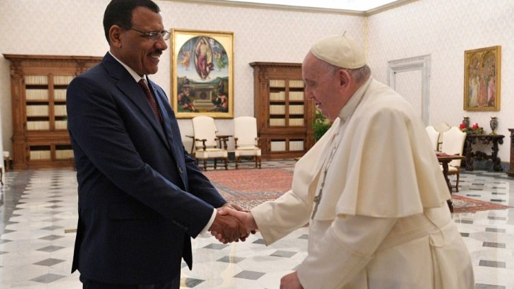 El Papa recibe al Presidente de Níger, Mohamed Bazoum. (Foto: ANSA)