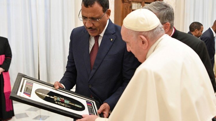 Papst Franziskus und  Mohamed Bazoum, Präsident von Niger