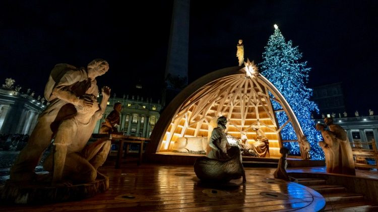 Der Petersplatz erstrahlt in weihnachtlichem Glanz