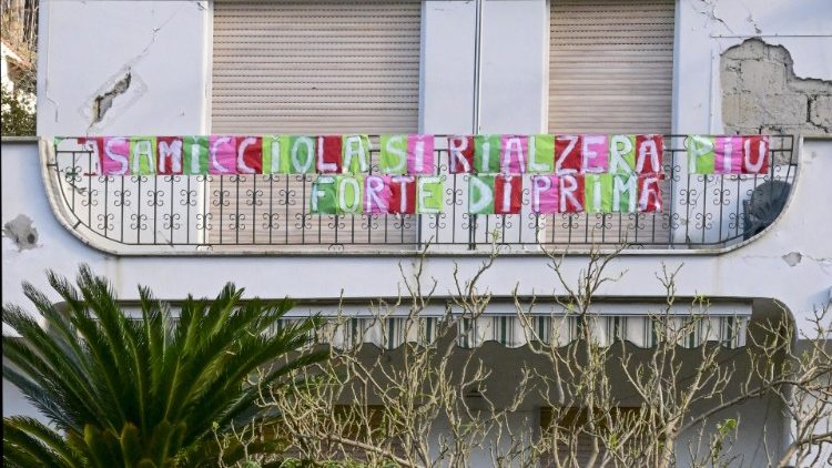 La scritta "Casamicciola si rialzerà più forte di prima" esposta su un balcone dell'isola (Ansa/Ciro Fusco)