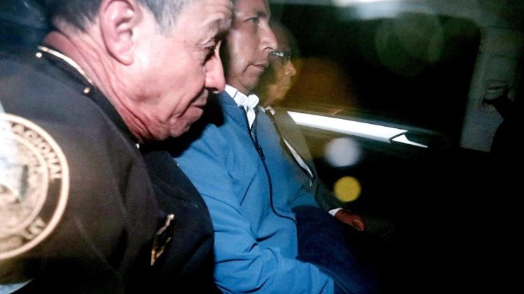Le président péruvien Pedro Castillo, arrêté par la police, le 7 décembre.