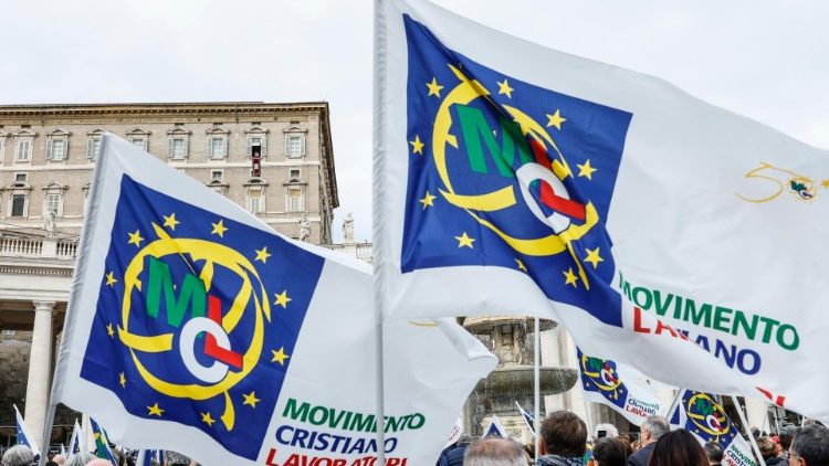 Membro del Movimento Cristiano Lavoratori in piazza San Pietro all'Angelus del Papa (foto d'archivio)