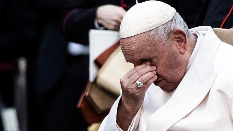 Ferenc pápa a Spanyol téren meghatva imádkozott a Szűzanyához a békéért