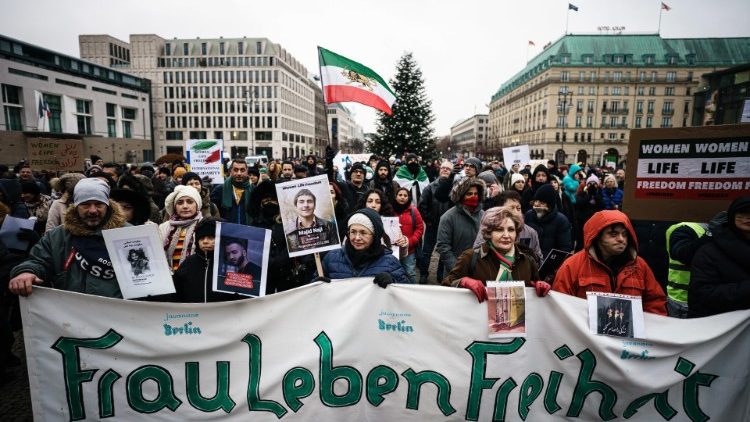  बर्लिन में ईरानी प्रदर्शनकारियों के समर्थन में रैली