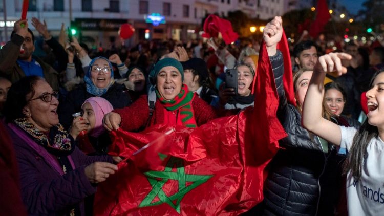 Marokańscy kibice świętujący zwycięstwo w meczu z Portugalią w Rabacie, 10 grudnia 2022