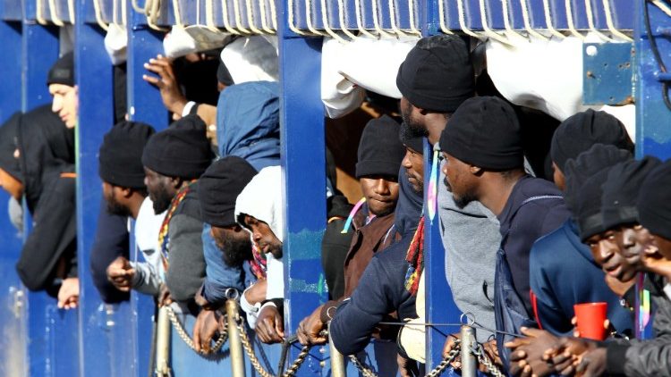Migrantes a bordo de um barco da ONG Humanity1, pessoas com sinais de tortura