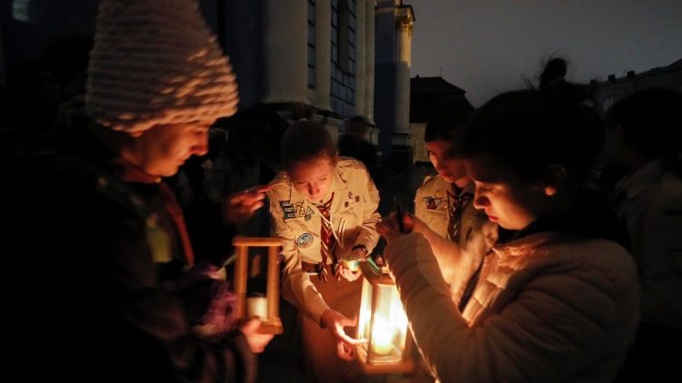 Ukraińscy harcerze rozdający betlejemskie światełko pokoju w Kijowie, 11 grudnia 2022