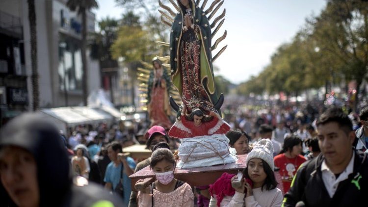 Peregrinos em direção à Basílica deGuadalupe, no México
