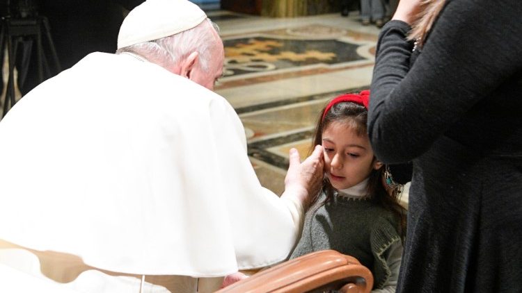 Papież spotkał się z przedstawicielami Włoskiej Unii Niewidomych i Niedowidzących, 12 grudnia 2022