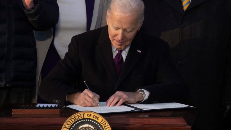 Prezydent USA Joe Biden podpisujący ustawę, 13 grudnia 2022