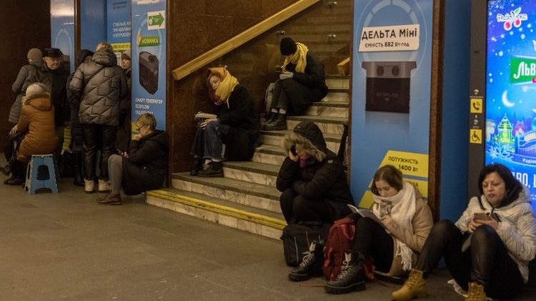 Pessoas se abrigam em uma estação de metrô durante um alerta de ataque aéreo no centro de Kyiv (Kiev), Ucrânia, 16 de dezembro de 2022. Uma onda de ataques de mísseis russos em 16 de dezembro teve como alvo a capital ucraniana Kyiv e outras partes do país. As tropas russas entraram em território ucraniano em 24 de fevereiro, iniciando um conflito que provocou destruição e uma crise humanitária. EPA/PILIPEY ROMANO