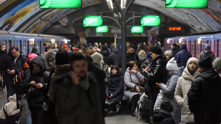 Ucraina: Kyiv sotto attacco. La gente si rifugia nella metro