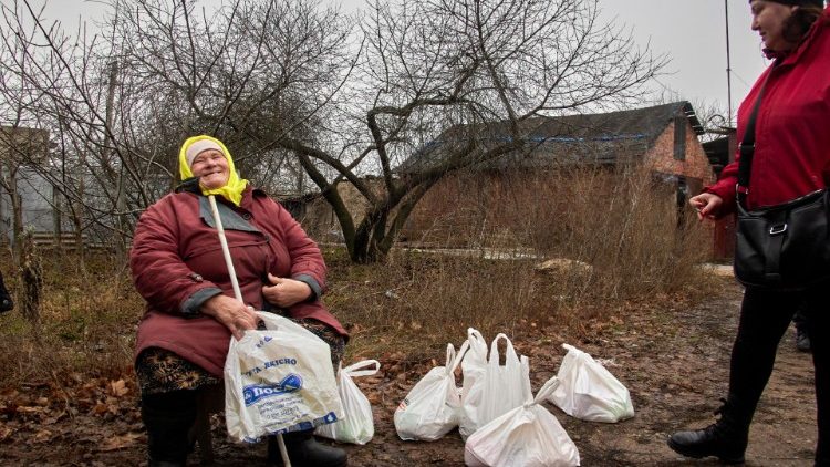 Voluntários distribuem ajuda humanitária a residentes de Kharkov, em 16 de dezembro. EPA/Sergey Koslov