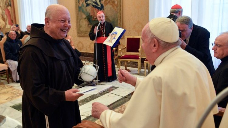 El padre Jallouf con el Papa Francisco 